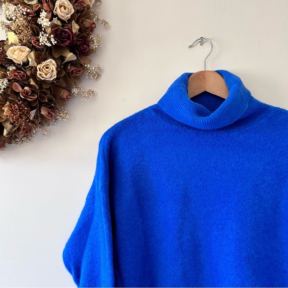 VINTAGE | Bright Blue Plush Knit Turtleneck - Picture 5 of 6